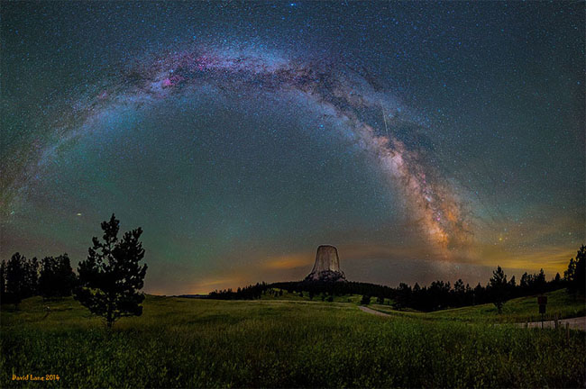 75个这个世界上最迷人的夜晚星空图效果欣赏Milky Way Galaxy Hanging Cver The Devil’s Tower In Wyoming (western Usa)