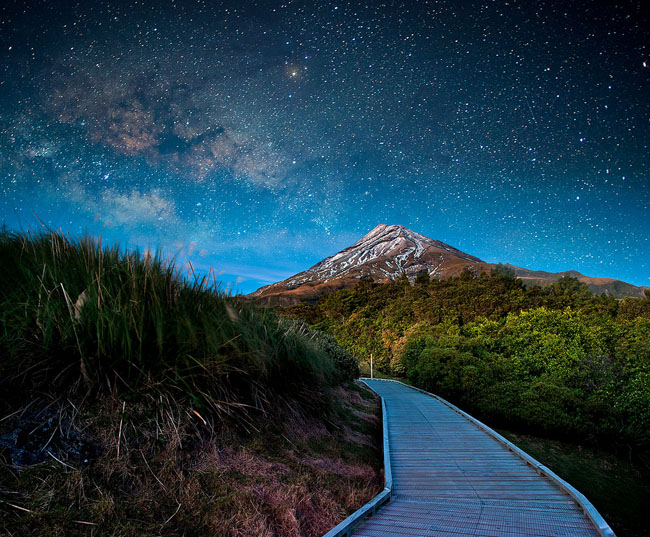 75个这个世界上最迷人的夜晚星空图效果欣赏Night sky over Mt Ekmond New Zealand