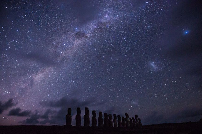 75个这个世界上最迷人的夜晚星空图效果欣赏Surreal Night At Easter Island