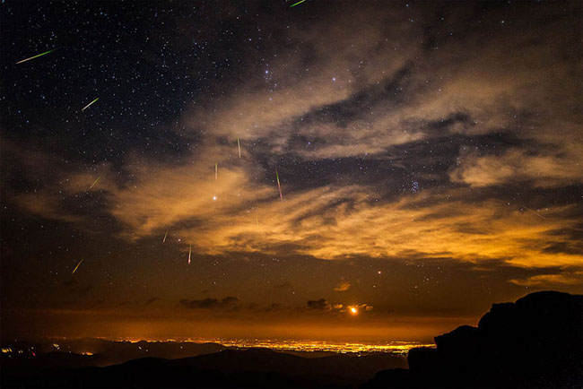 75个这个世界上最迷人的夜晚星空图效果欣赏Perseid Meteor Shower Over Denver, Colorado