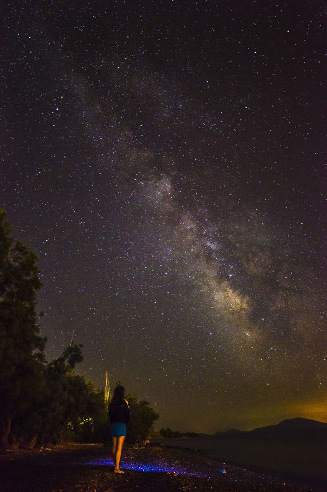 75个这个世界上最迷人的夜晚星空图效果欣赏Stardust (Soutrali Beach - Greece)