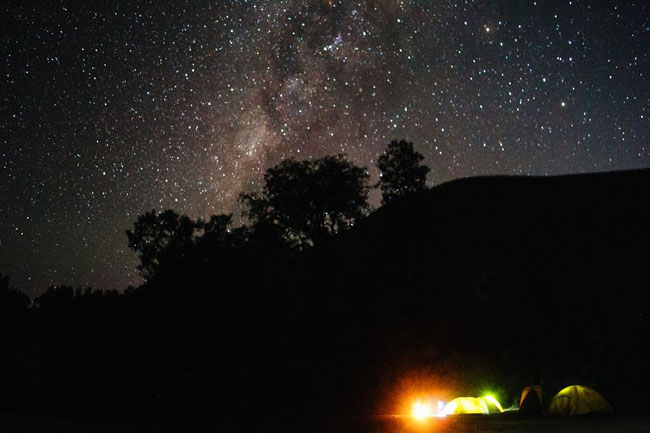 75个这个世界上最迷人的夜晚星空图效果欣赏Camping Under The Milky Way (ranu Kumbolo, Indonesia)