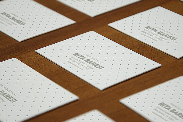 100个极品名牌设计模版展示模型PSD下载letterpress-b-cards-perspective-mockup