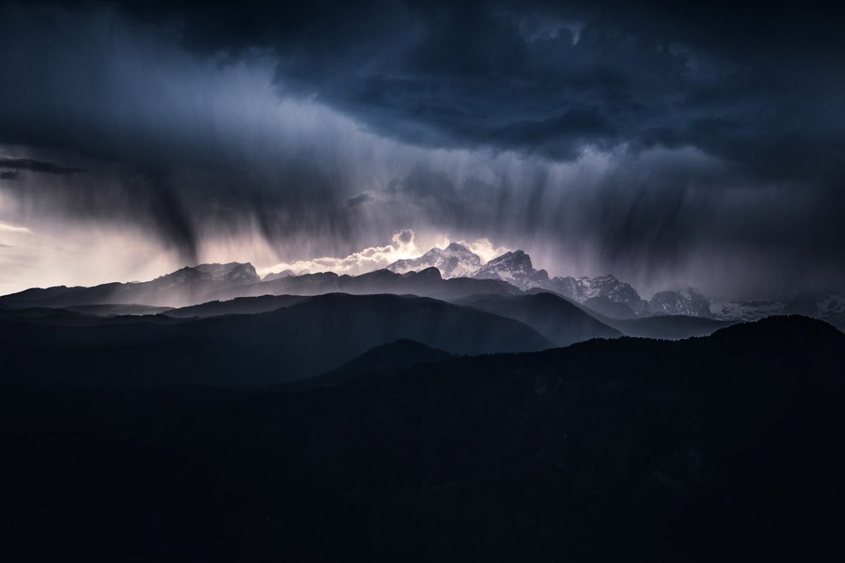 电影级风暴特效素材包 Storm moving above the Julian Alps