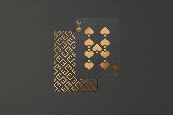 逼真质感的高品质扑克牌包装设计VI样机展示模型mockups