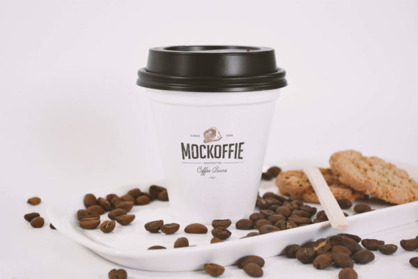 密封咖啡杯模型 Sealed Coffee Cup Mockup With Cookies