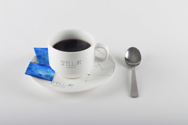 咖啡杯和糖袋样机素材 Coffee Cup and Sugar Bags Mockup 01