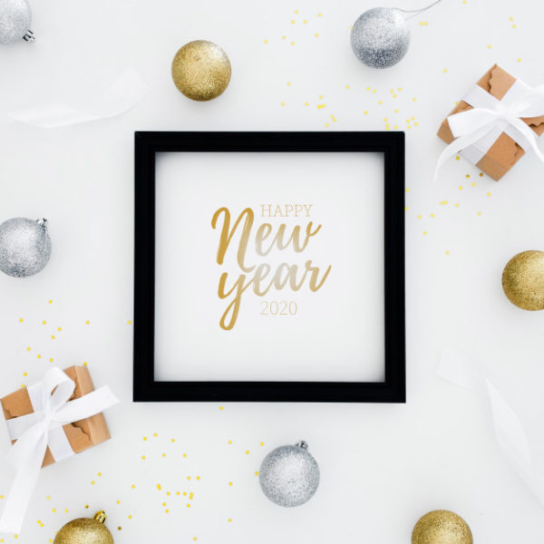 新年框架样机 2020 happy new year frame with gifts arround PSD file