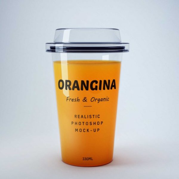 透明杯子里的橙汁展示样机模型
