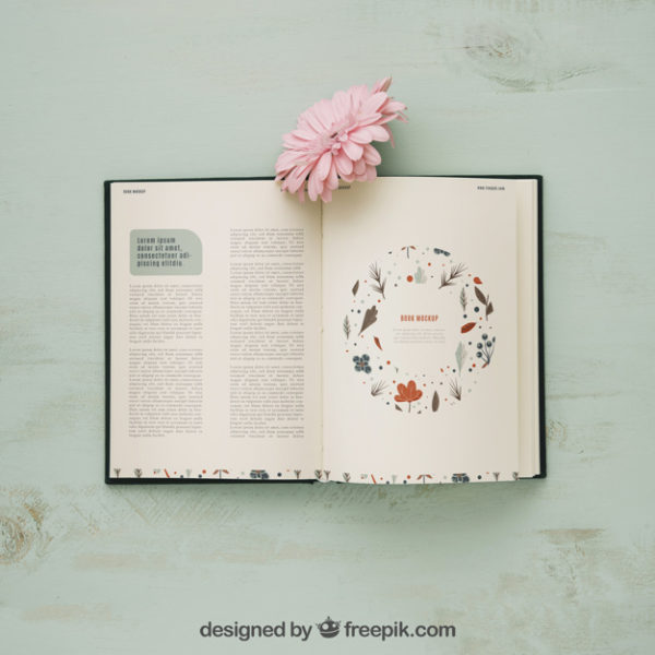 书籍与粉色花卉春季概念样机[PSD]