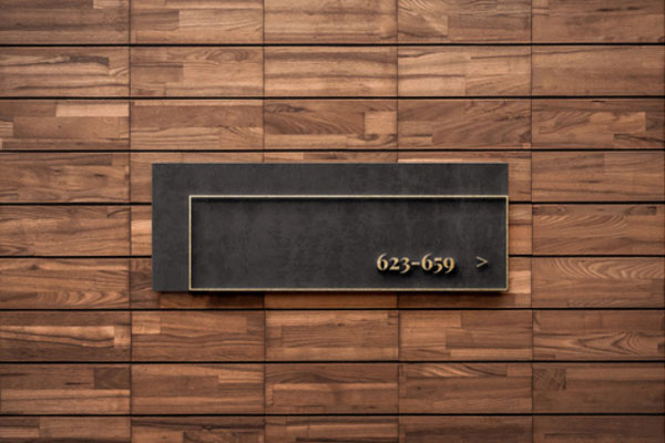 木墙上的石头金字logo标志设计样机模板
