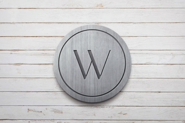 白色木板背景上的金属logo标志样机模板