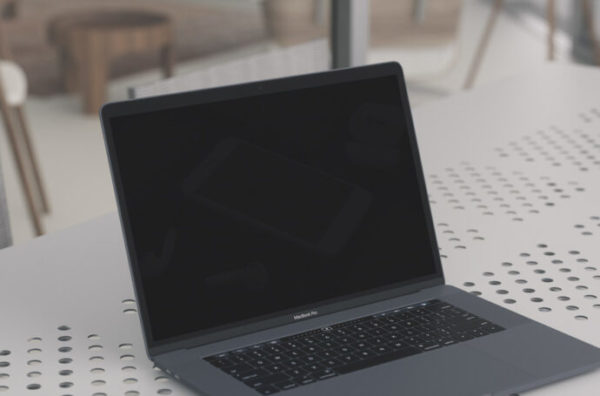 桌上的MacBook Pro产品样机[PSD]