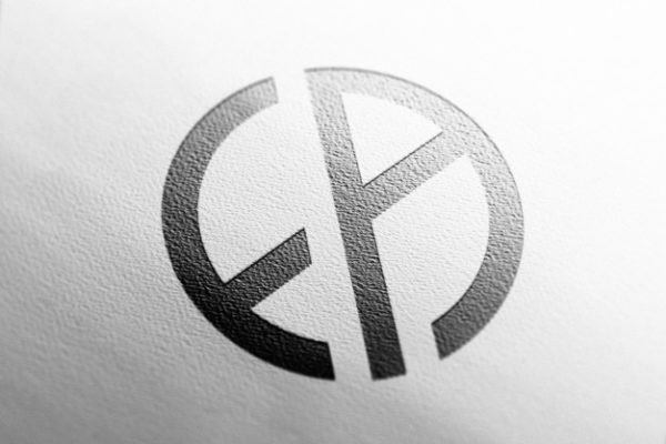 白纸纹理下印压的logo样机[PSD]