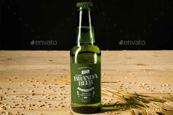 绿色啤酒瓶品牌标签/Logo设计样机模板