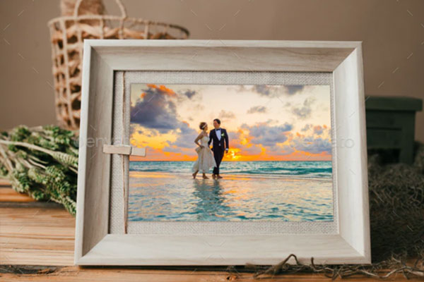 逼真的婚礼照片展示画框相框样机模板