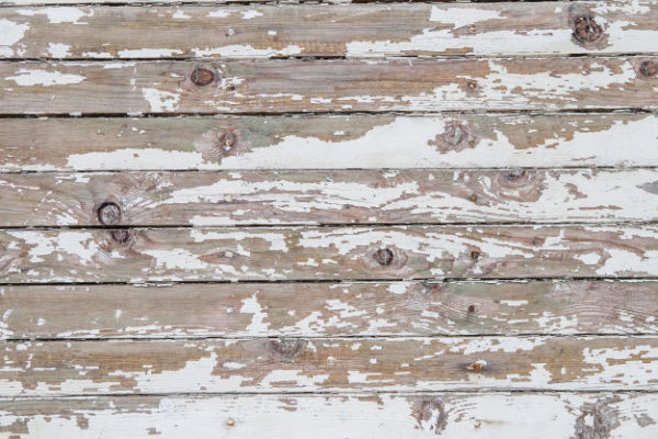 油漆剥落的旧木栅栏背景