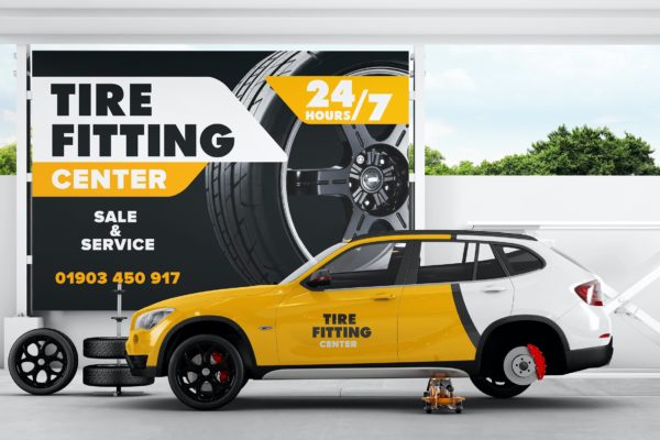 汽车模型轮胎装配处的广告牌样机（PSD）