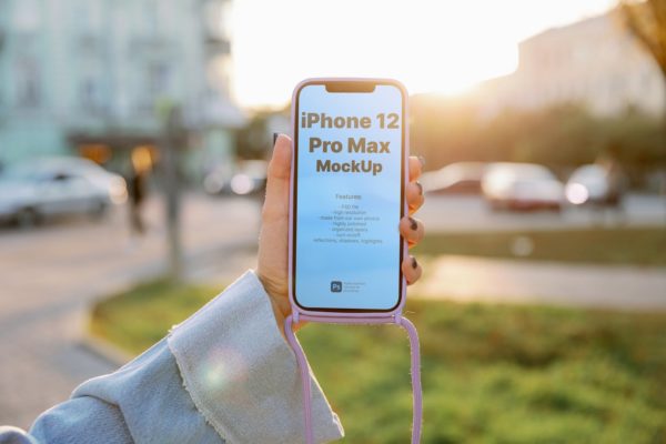 iPhone 12 Pro Max阳光街道展示场景样机(PSD,PDF)