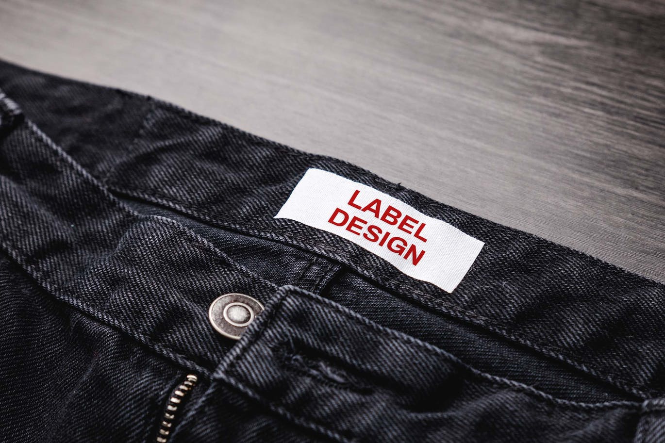 牛仔裤上服装标签设计样机 (PSD)