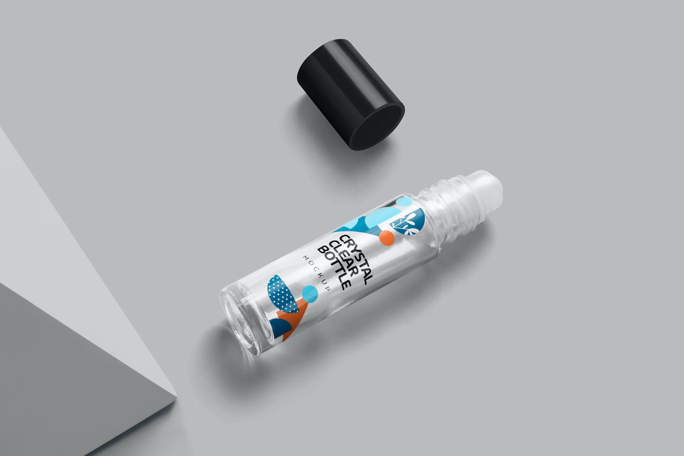 塑料香水瓶包装和标签品牌设计样机模板 (PSD)