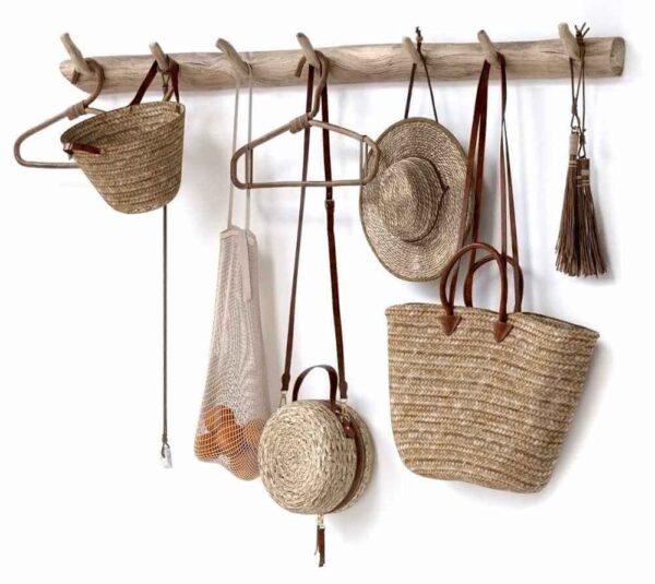 挂满帽子和手提包的木质衣帽架3D模型（OBJ,FBX,MAX）