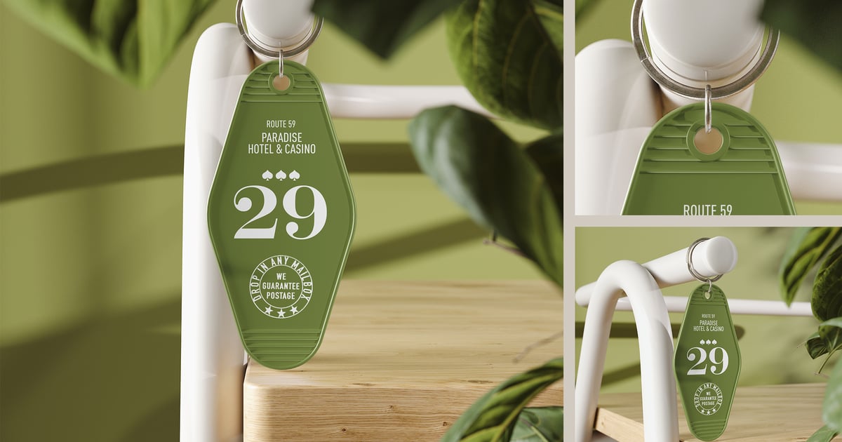 挂在椅子上的酒店钥匙扣模型