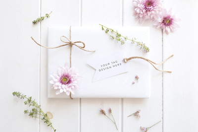礼物标签样机 Gift tag mockup - styled stock image