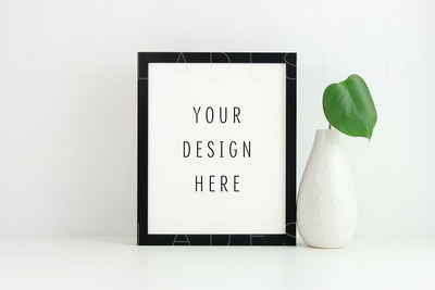 简单的绿植搭配的画框样机 Black picture frame mockup