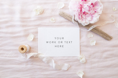 温馨浪漫场景的卡片设计展示样机 Stationery mock up - Psd + Jpeg