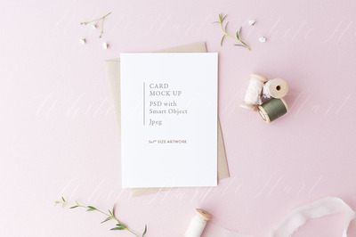 简约的现代卡片设计展示样机 5x7" card mock up on pink background
