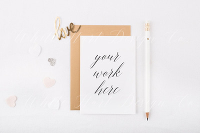 时尚的卡片设计展示样机 Styled card mock up - hearts