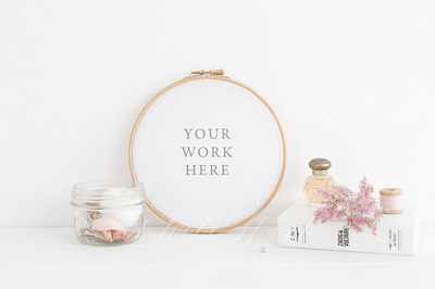 粉红色的花卉刺绣箍样机 Pink floral embroidery hoop mockup