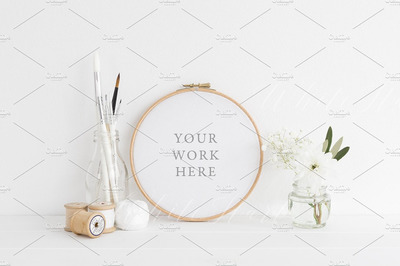 现代的圆形画框样机 Modern embroidery hoop mockup