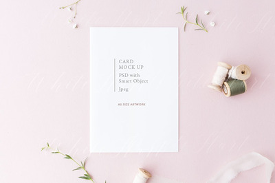 A5 卡片样机 A5 card mock up on pink background