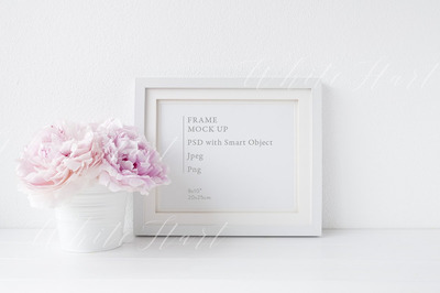 漂亮的浅色的画框样机 Landscape frame mock up - 8x10"