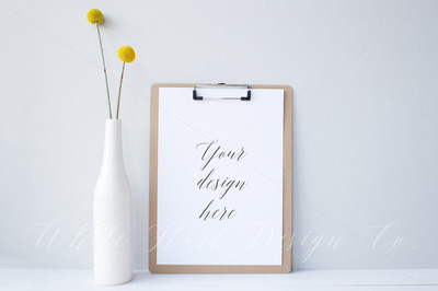 清新的绘画展示样机 Clipboard and yellow flowers mock up