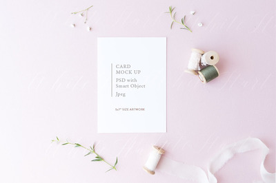 粉红卡片样机模板 5x7 card mock up on pink background