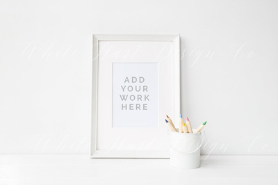 简单的白色画框样机 A4 frame mock up - Colourful pencils
