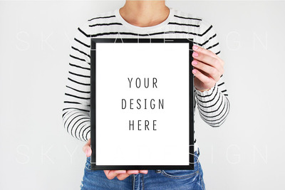手持画框样机模型 Woman holding picture frame mockup