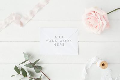 粉色时尚信封样机 Envelope pink styled mock up