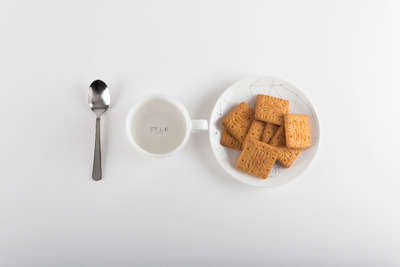 饼干咖啡杯样机 Coffee Cup with Cookies Mockup 01