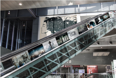 电梯通道广告设计展示样机素材下载[PSD]