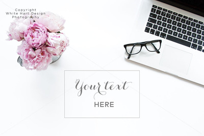 花卉桌面样机 Floral desktop styled photography