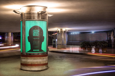 室内灯光下的圆柱广告设计样机素材下载[PSD]