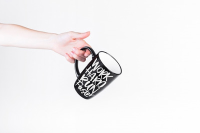 手持着马克杯产品样机展示模型[PSD]