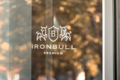 店铺橱窗logo设计样机展示模型