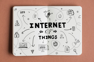 物联网概念的开放的书籍样机[PSD]