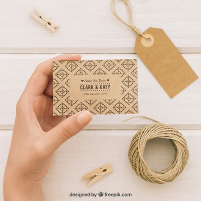 手持婚礼邀请卡片样机[PSD]