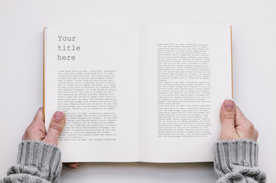 顶视图打开的书籍展示场景样机[PSD]